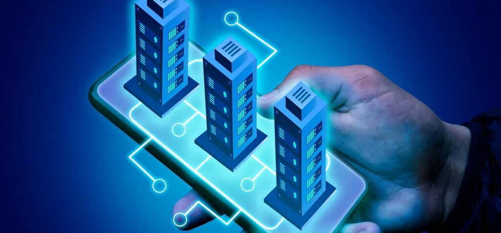 Mão segurando smartphone diante de edifícios com visualização digital